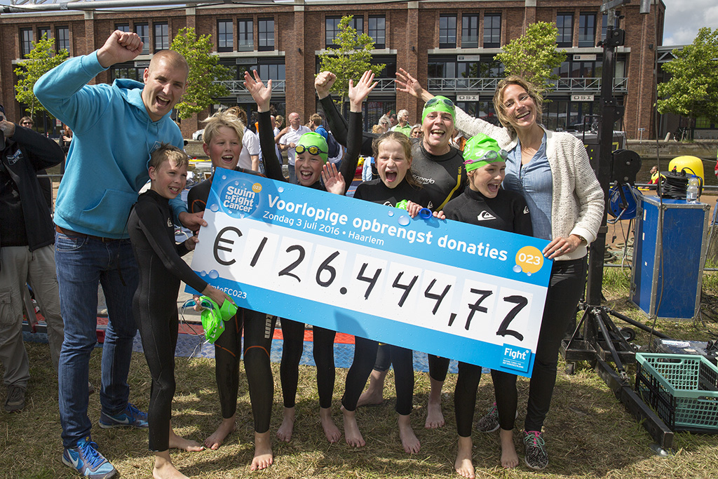 Opbrengst Haarlem Swim to Fight Cancer - Foto Michel van Bergen