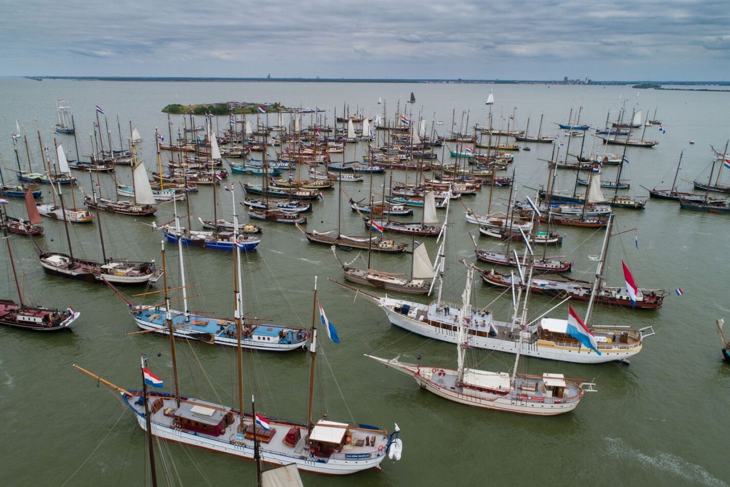Watersport Media - Hollandsche Zeilvloot voor Pampus - Freddy Schinkel